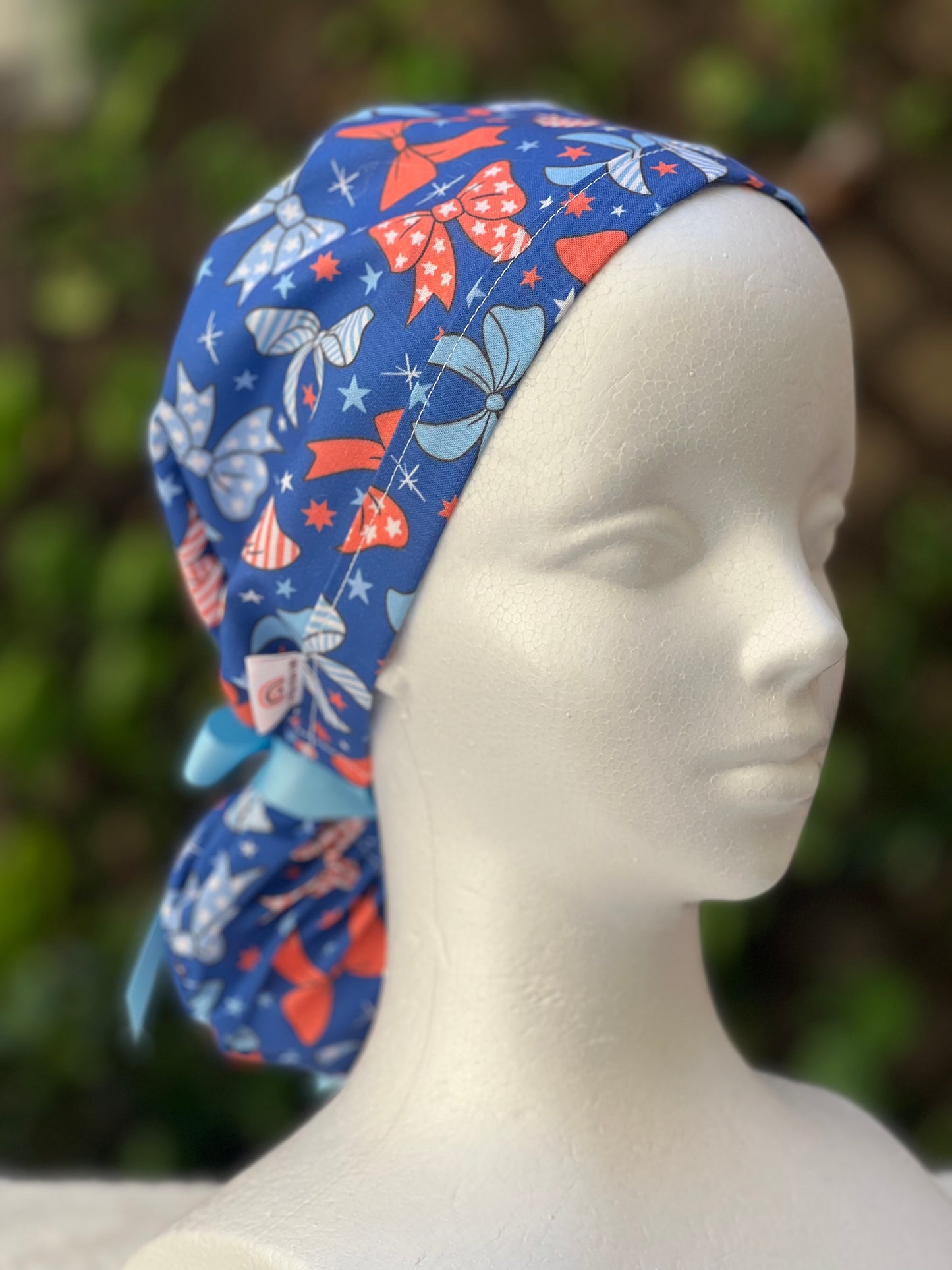 Red, white and blue bowsScrub Cap